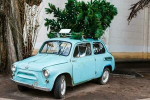 Kiev, Ukraine - janvier 26, 2020 hiver pays vdnh exposition décoré pour Nouveau année et Noël vacances, vieux voiture avec une arbre photo