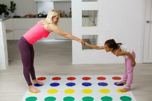 Jeune mère en jouant avec sa enfants. de bonne humeur famille à maison. content famille ayant une amusement ensemble. photo