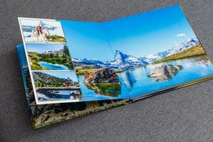 le livre photo ouvert, Voyage dans Suisse, sur gris Contexte
