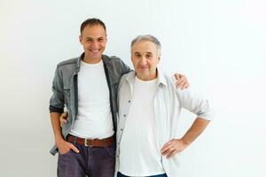 Sénior père avec adulte fils sur une blanc Contexte photo