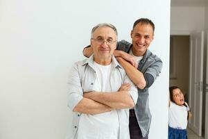 Sénior père avec adulte fils sur une blanc Contexte photo