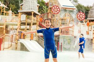 le des gamins en jouant dans l'eau attractions dans Siam parc aquatique dans Ténérife, Espagne. le Siam est le le plus grand l'eau thème parc dans L'Europe . photo