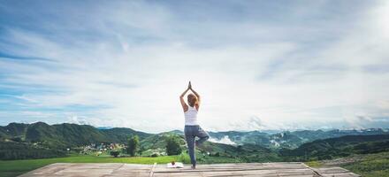 les voyageurs d'asie de femme voyagent. jouer si yoga. phetchabun phutubberg thailande photo