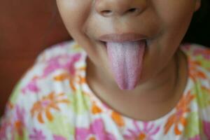 enfant spectacles le sien langue fermer photo