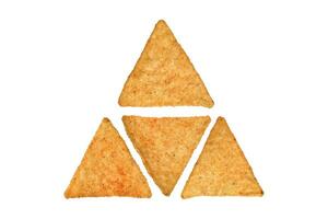 pyramide fabriqué de croustillant tortilla frites isolé sur blanc Contexte. plein profondeur de champ photo