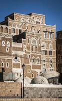 Vue sur les bâtiments d'architecture traditionnelle dans la vieille ville de sanaa au yémen photo