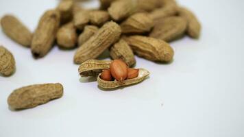 cacahuètes, croquant délices emballé avec saveur. une populaire collation, riches dans nutriments, apprécié rôti ou comme une savoureux ingrédient dans divers plats. photo