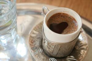 une tasse de turc café sur table photo