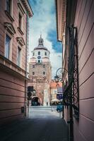 étroit rue de un vieux européen ville photo