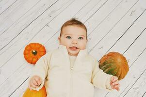 l'automne portrait de adorable bébé en jouant avec mini citrouille photo