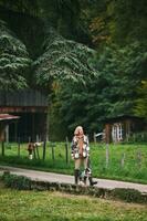 ferme paysage, Jeune femme en marchant avec australien berger chien photo