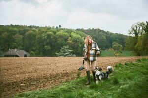 ferme paysage, Jeune femme en marchant avec australien berger chien photo