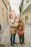 Extérieur portrait de famille de quatre, Jeune couple avec peu les enfants à l'extérieur , du froid temps photo