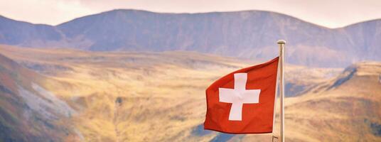 Suisse drapeau contre Suisse alpin montagne, tomber saison photo