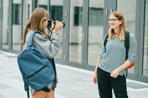 Jeune adolescent fille prise des photos de sa ami, loisir et loisir pour les enfants