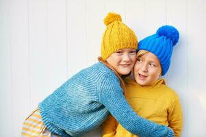 portrait de 2 marrant les enfants en jouant ensemble à l'extérieur photo