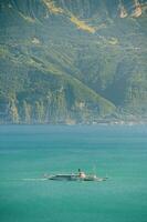 vapeur bateau avec Suisse drapeau flottant sur Lac Genève ou lac Léman, Suisse photo