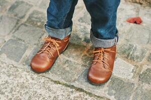 proche en haut image de marron cuir ancien des chaussures portant par une enfant photo