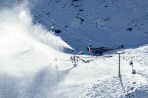 neige des canons, diffusion neige sur le pistes suivant à le câble voitures dans sierra Nevada ski recours photo