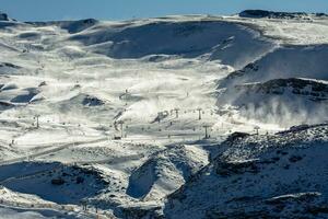 sierra Nevada, Espagne c'est une Montagne intervalle dans Espagne. il est une populaire touristique destination, comme ses haute pics faire ski possible dans un de l'Europe plus du sud ski stations balnéaires photo