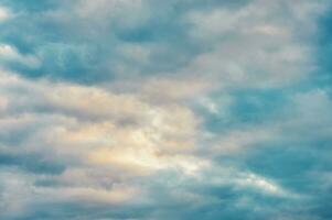 la nature Contexte pastel ciel couvert avec des nuages avant le coucher du soleil photo