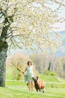 Extérieur portrait de content Jeune femme en jouant avec poney, ferme vacances photo