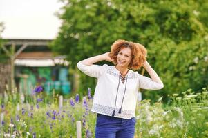 Extérieur portrait de magnifique 50 année vieux femme profiter agréable journée dans fleur parc ou jardin, content et en bonne santé mode de vie photo