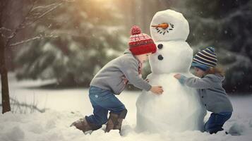 les enfants jouer en plein air dans neige. Extérieur amusement pour famille Noël vacances. en jouant en plein air. content enfant ayant amusement avec bonhomme de neige. photo