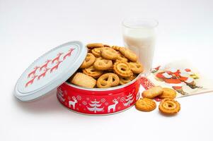 Noël biscuits dans le boîte et verre de Lait photo