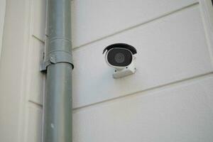 caméra de sécurité cctv fonctionnant à l'extérieur photo