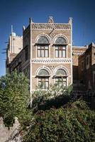 Vue sur les bâtiments d'architecture traditionnelle dans la vieille ville de sanaa au yémen photo