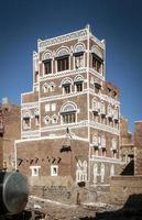 Vue sur les bâtiments d'architecture traditionnelle dans la vieille ville de sanaa au yémen photo