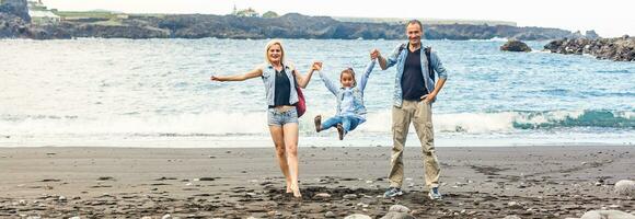 content famille permanent sur le plage sur le Aube temps photo