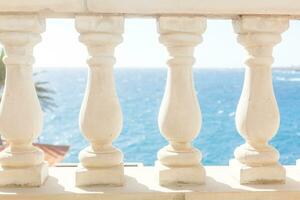 vue de le mer de une Hôtel terrasse photo