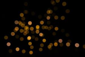 abstrait d'or Jaune circulaire flou bokeh lumières pour une de fête Contexte. défocalisé photo