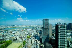 une panorama paysage urbain près yodo rivière dans Osaka large coup photo