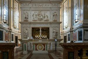 l'Aquila, italie-août 11, 2021-vue de le décoré intérieurs de le Basilique de san bernardino pendant une ensoleillé journée photo