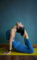 femme Faire yoga pose photo