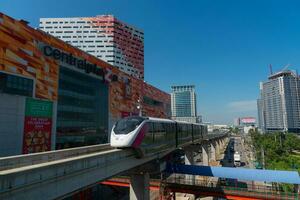 Bangkok, Thaïlande-novembre 25, 2023- ciel train de métropolitain rapide transit rose ligne en arrivant à Chaeng Watthana paket 28 station photo