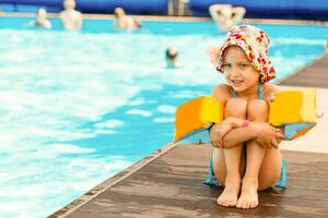 mignonne bambin fille en jouant dans nager bassin photo