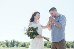 mariage marcher dans le pin forêt. ensoleillé journée. photo