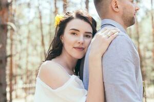 mariage marcher dans le pin forêt. ensoleillé journée. photo