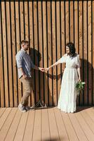 mariage marcher dans le pin forêt. ensoleillé journée. photo