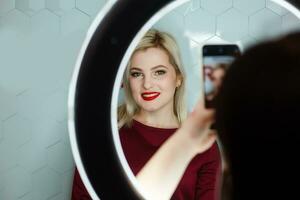 beauté Jeune femme portrait. magnifique modèle fille avec beauté se maquiller, rouge lèvres, parfait Frais peau. attrayant blond Dame avec bleu yeux. photo