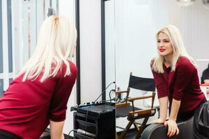 femme se regardant dans le miroir photo