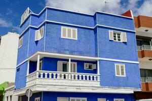 une bleu bâtiment avec blanc balcons et balcons photo