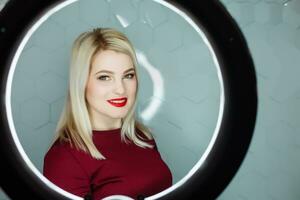 beauté Jeune femme portrait. magnifique modèle fille avec beauté se maquiller, rouge lèvres, parfait Frais peau. attrayant blond Dame avec bleu yeux. photo