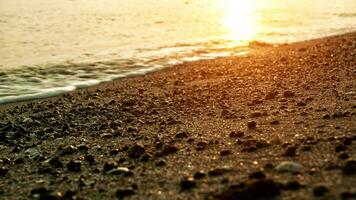 vagues s'écraser sur le plage à lever du soleil photo