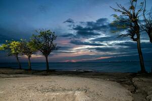 lever du soleil à gili ketapang île, probolinggo, Indonésie photo