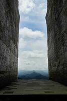 principale entrée porte de mandara giri semeru agung temple, lumajang, Indonésie avec des murs fabriqué de rouge briques avec une bleu ciel Contexte photo